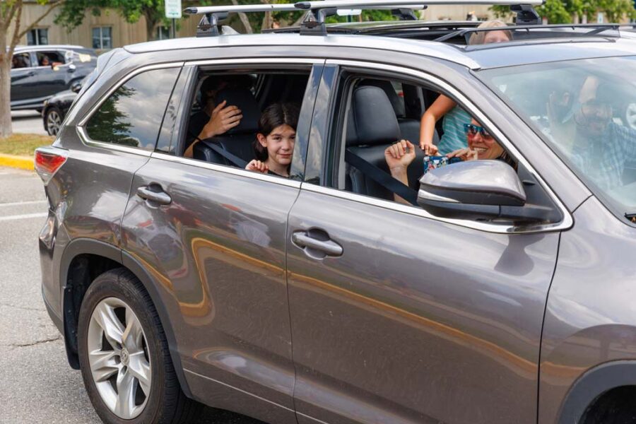 kids in car waving