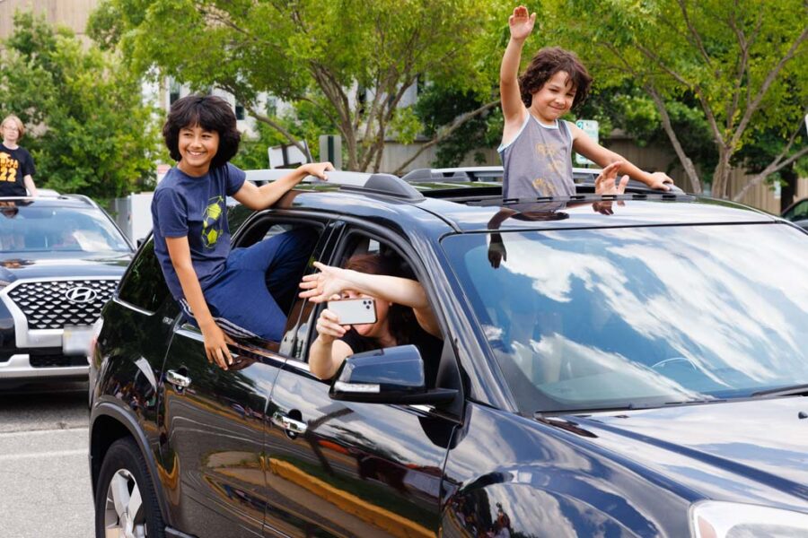孩子們在車裡揮手